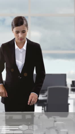 mujer de negocios usando una pantalla digital