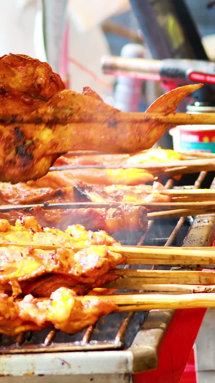 비는 고기 를 바쁜 시장 의 상점 에서 요리 하는 것