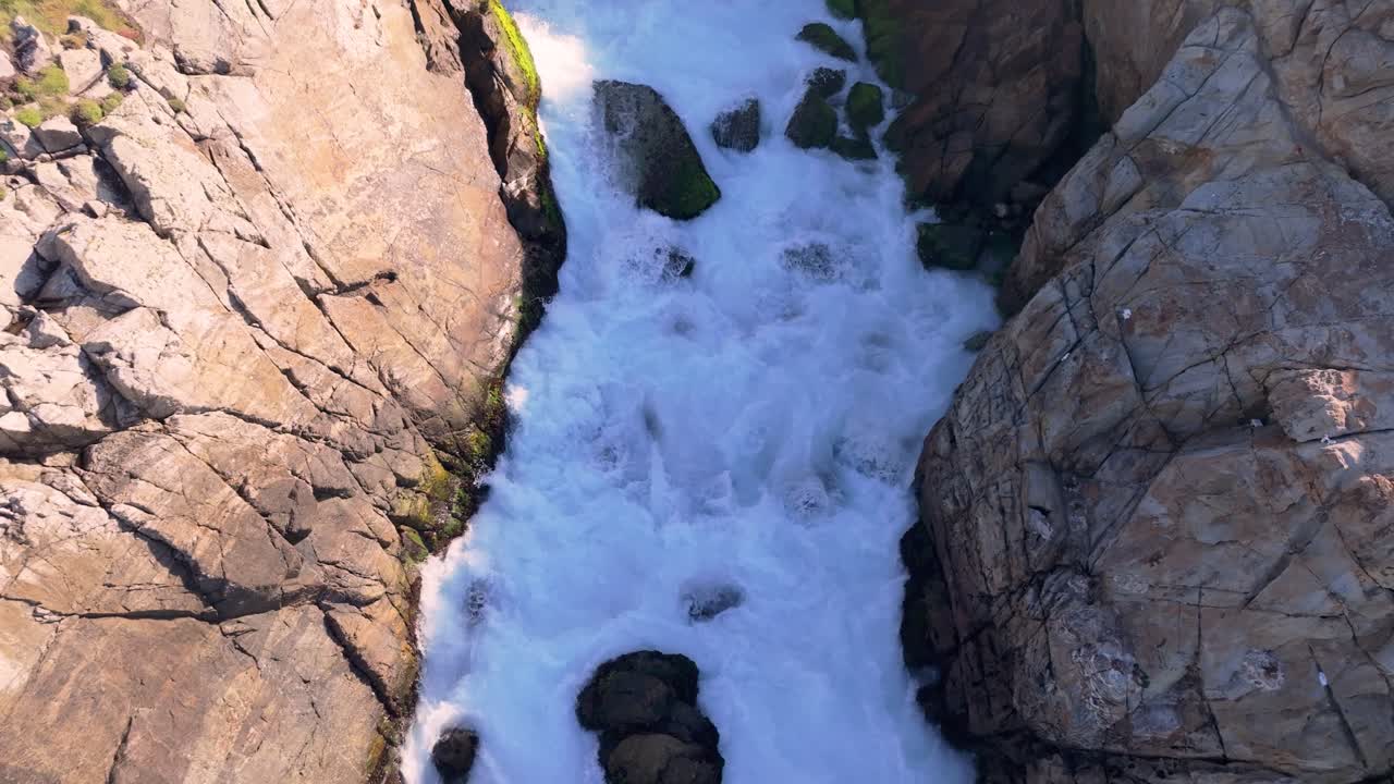 vista aérea de los rápidos del río que fluye entre las rocas