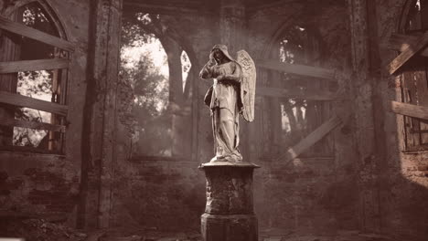 estatua de ángel en una iglesia en ruinas