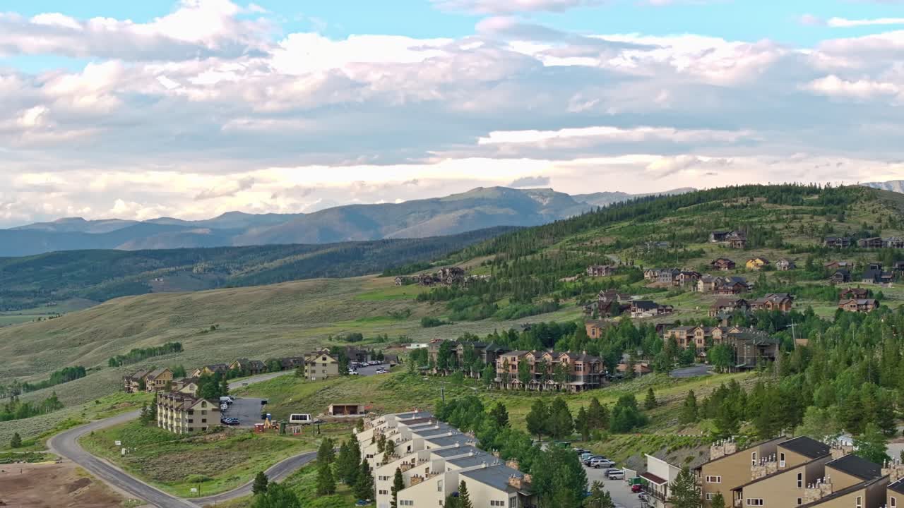평온하고 평화로운 스키 타운과 콘도 타운하우스가 여름에 울창한 녹색 산을 내려다보는 콜로라도에 건설되었습니다.