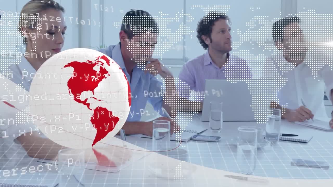 animación de globo giratorio y procesamiento de datos sobre colegas de negocios escuchando en una reunión de oficina
