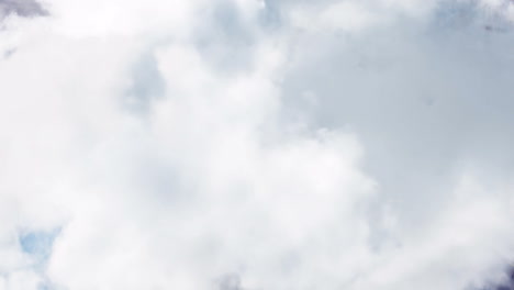 animación de nubes que se mueven sobre el cielo azul