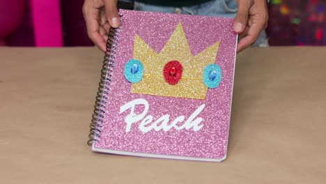 cuaderno hecho a mano con cubierta frontal de brillo rosado, estableciendo la vista