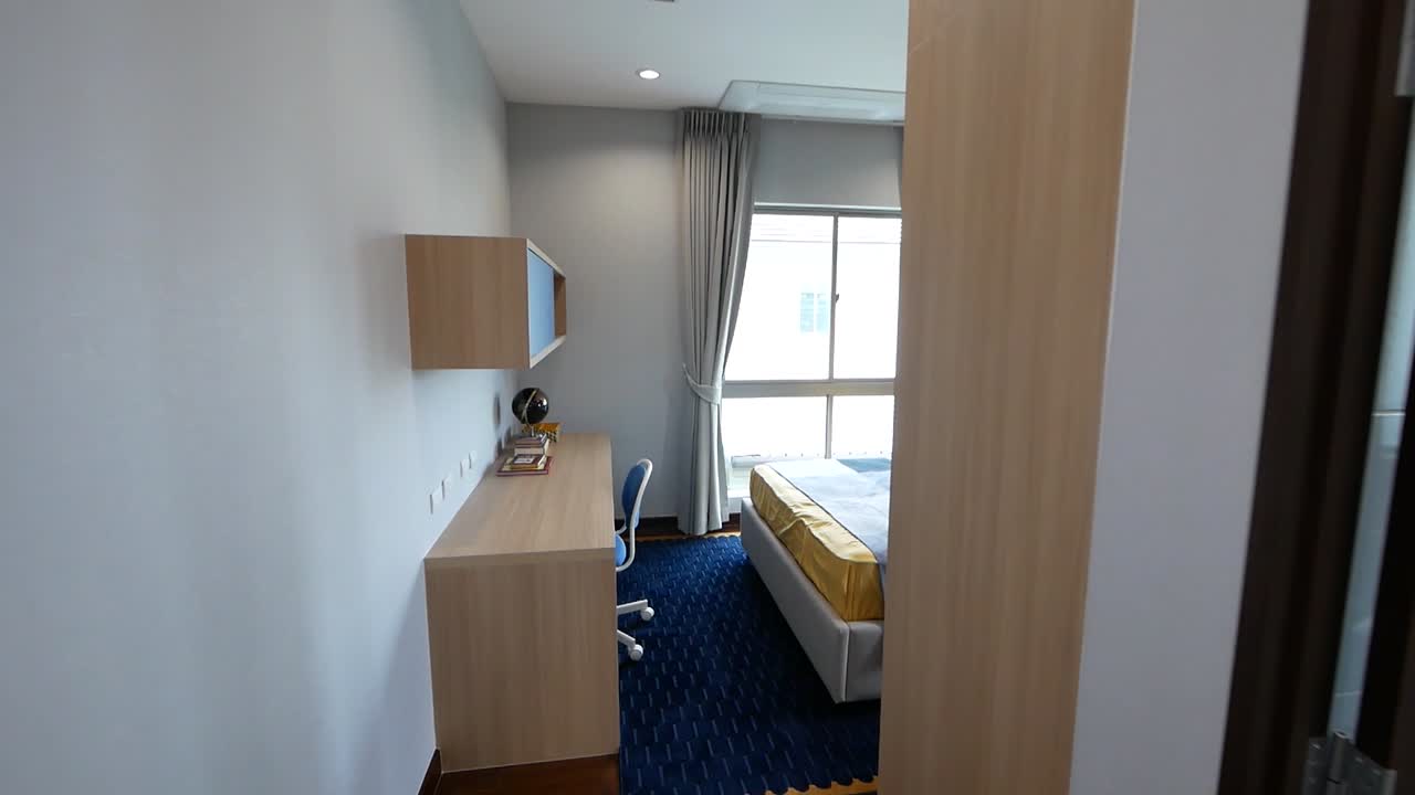 파란색과 노란색 침대 시트 인테리어 디자인으로 세련된 침실