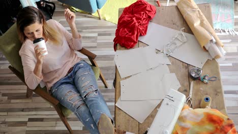 sastre femenino descansando en el taller