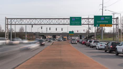 Este-Video-Trata-Sobre-Un-Lapso-De-Tiempo-De-Tráfico-En-Hora-Pico-En-Louisville,-Kentucky-En-Un-Día-Nublado