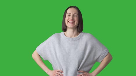 mujer riendo sobre el fondo verde