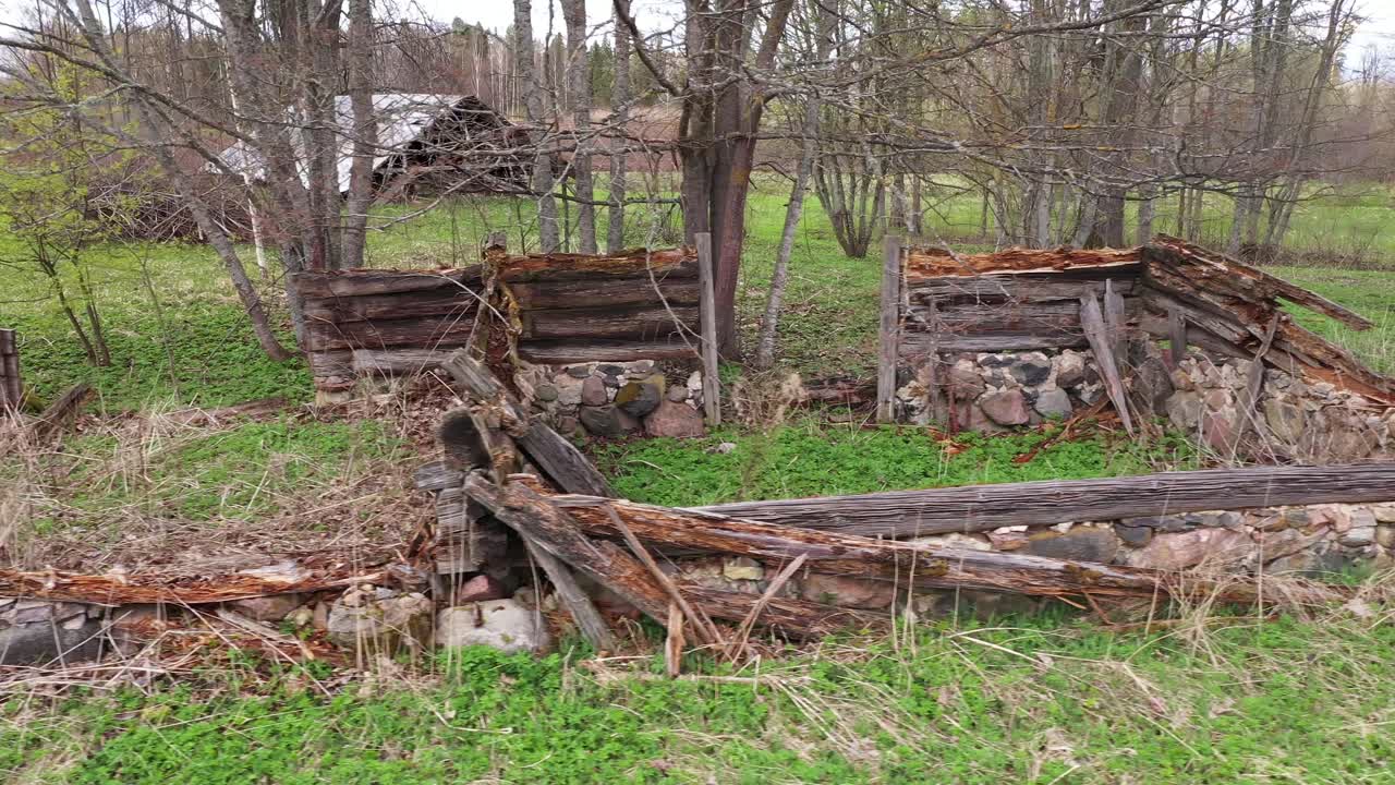 ruinas de una granja de madera con cimientos de piedra, tiro derecho de camión