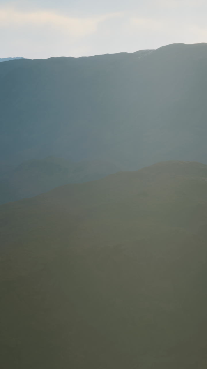 majestuosa cordillera en la niebla