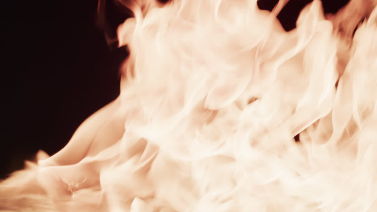 노란색 불꽃의 비디오와 검은색 배경의 복사 공간