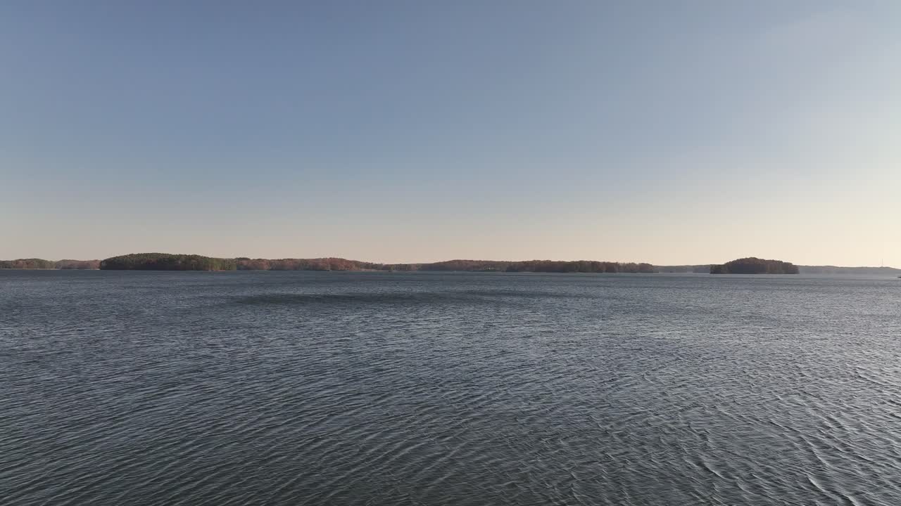 겨울에 레이크 라니어 (lake lanier) 의 드론 뷰