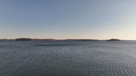 vista desde un avión no tripulado del lago lanier en invierno