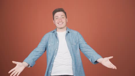 hombre aplaudiendo emocionado a la cámara.