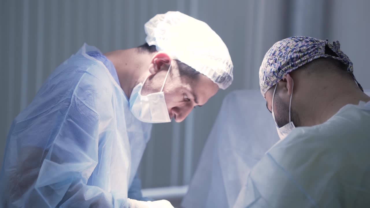 Kirurger i operationsstuen