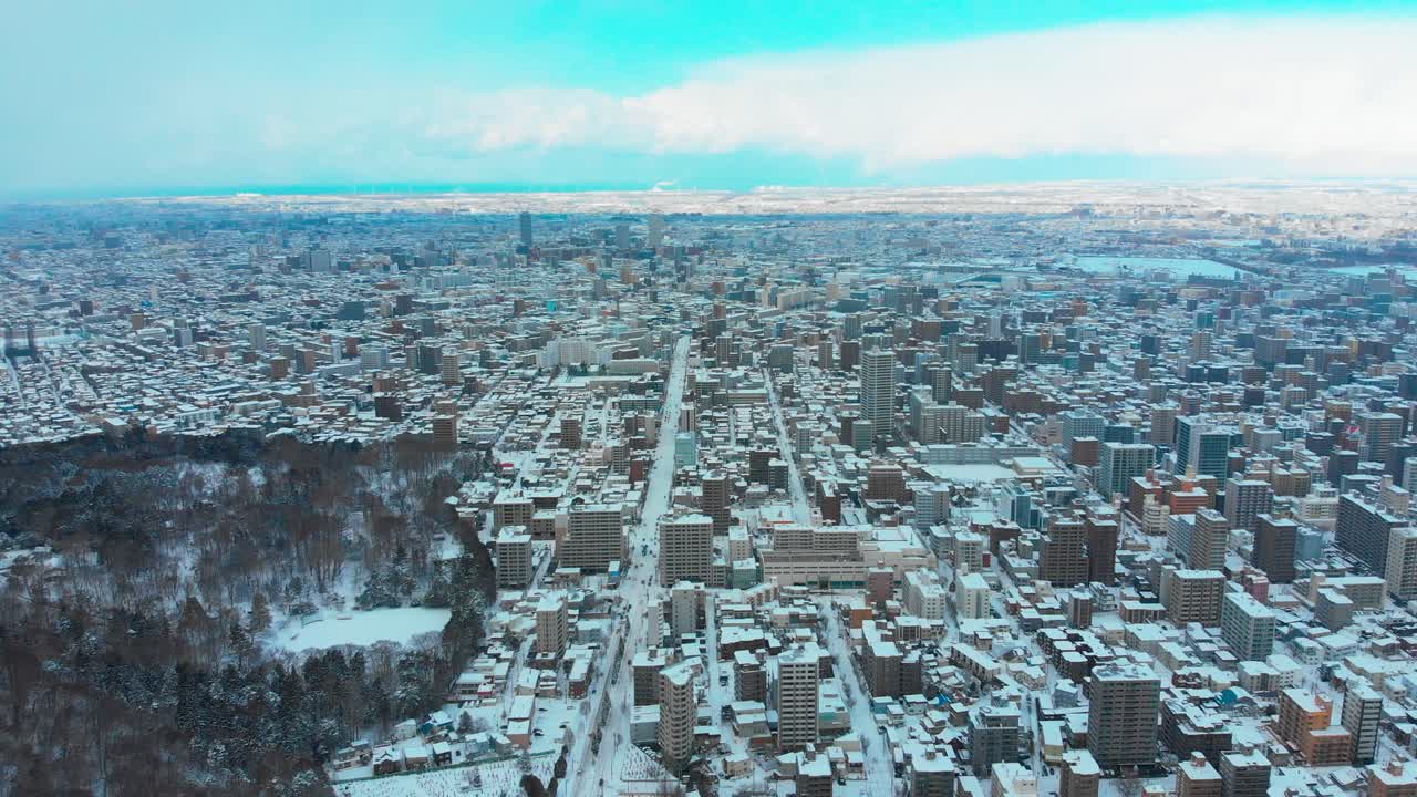 겨울에 사포로 위를 비행하는 드론