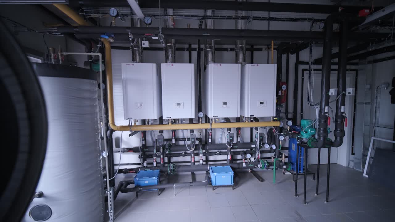 sala de caldeira de gás industrial moderna equipada para o processo de aquecimento. caldeiras de gás de aquecimento, tubulações, válvulas.