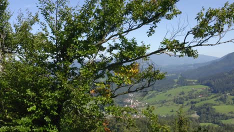 Drohnenaufnahme-Mit-Blick-Auf-Ein-Bergtal-Bei-Sonnenuntergang-In-Prevalje,-Slowenien