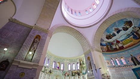 Iglesia-De-Notre-Dame-De-áfrica,-Vista-Desde-El-Interior---ángulo-Bajo