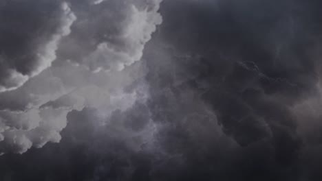 雨時發生的雷暴的景色