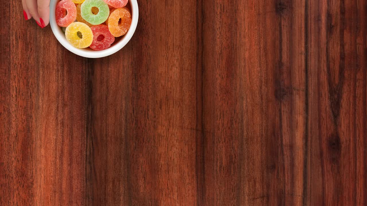 ofreciendo muñecos redondos multicolores