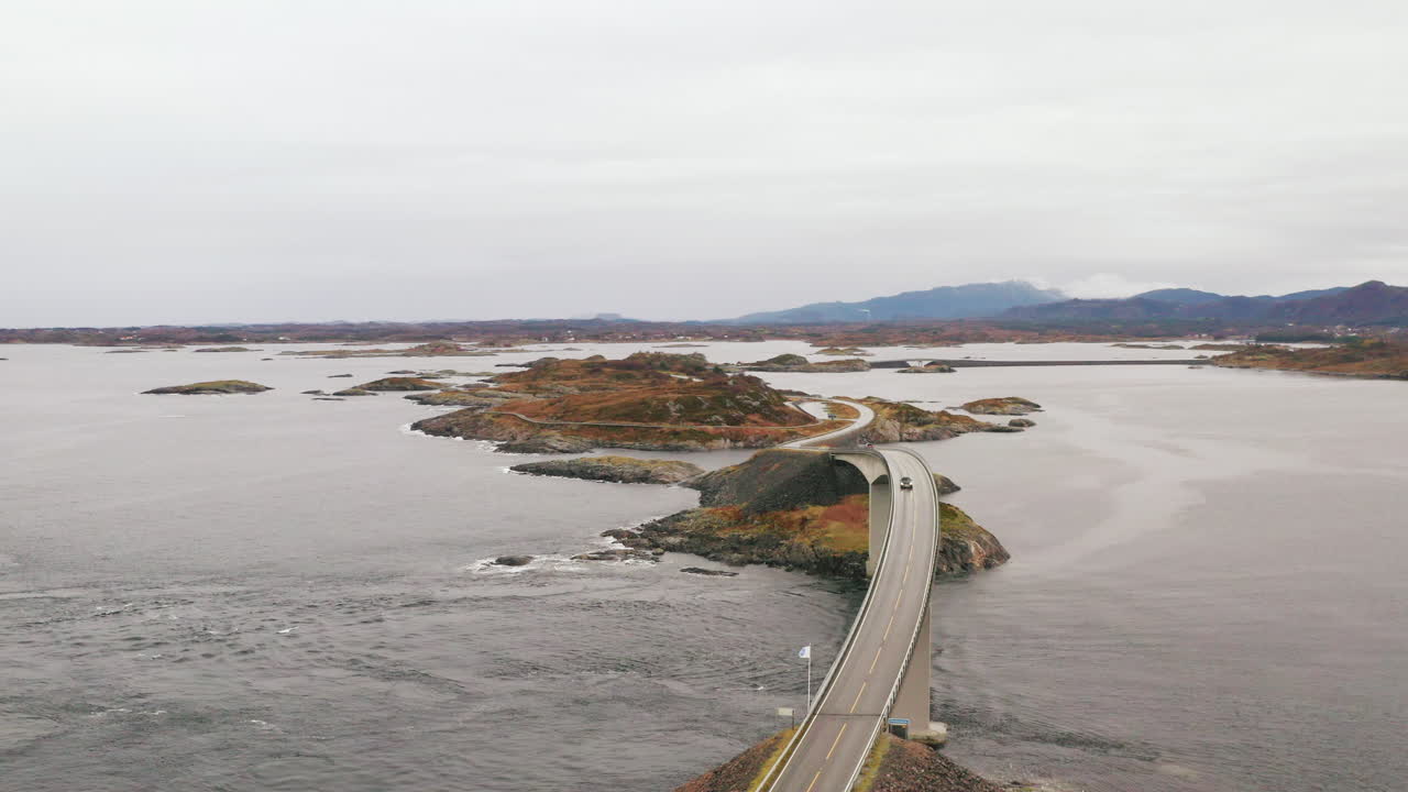 Veicolo che attraversa la Strada Atlantica al Ponte di Storeseisundet nella contea di Møre og Romsdal, Norvegia