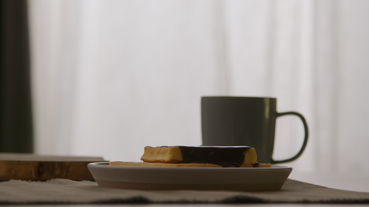 집 1의 접시에 초콜릿 소스와 함께 와플의 더미를 먹는 사람의 근접