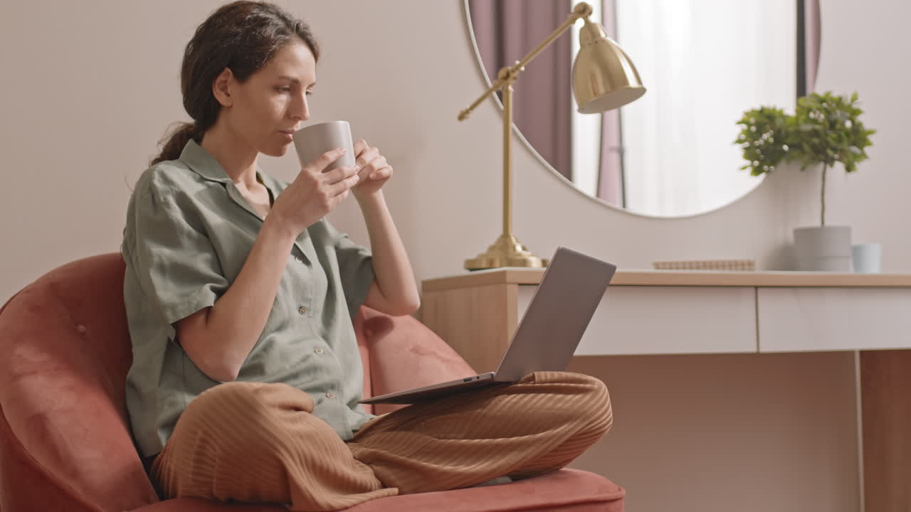 mujer trabajando en la computadora portátil en casa