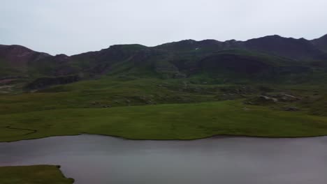 Bergsee-Im-Sommer-Am-Nachmittag