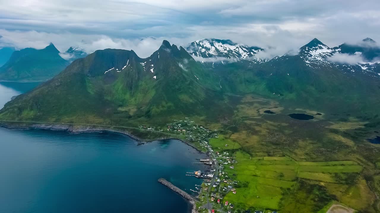 Mefjordvær, øen Senja. Smukt naturlandskab i Norge, Mefjord