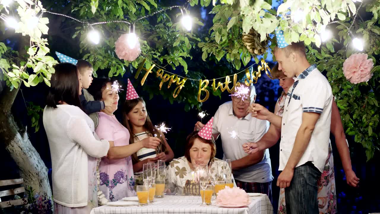 집에서 생일을 축하하는 행복한 가족