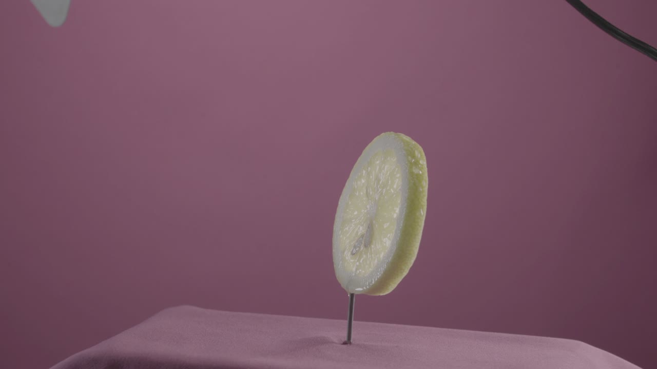 limón girando con bucle en la pantalla de fucsia para la llave de croma