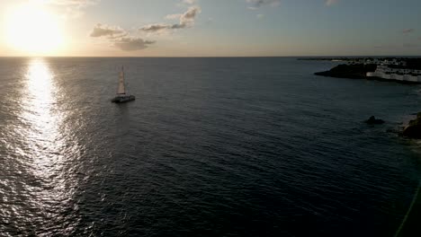 Cupecoy-Saint-Martin-Yacht-Segeln-Bei-Sonnenuntergang-Wasser-Reflexion-Auf-Dem-Karibischen-Meer