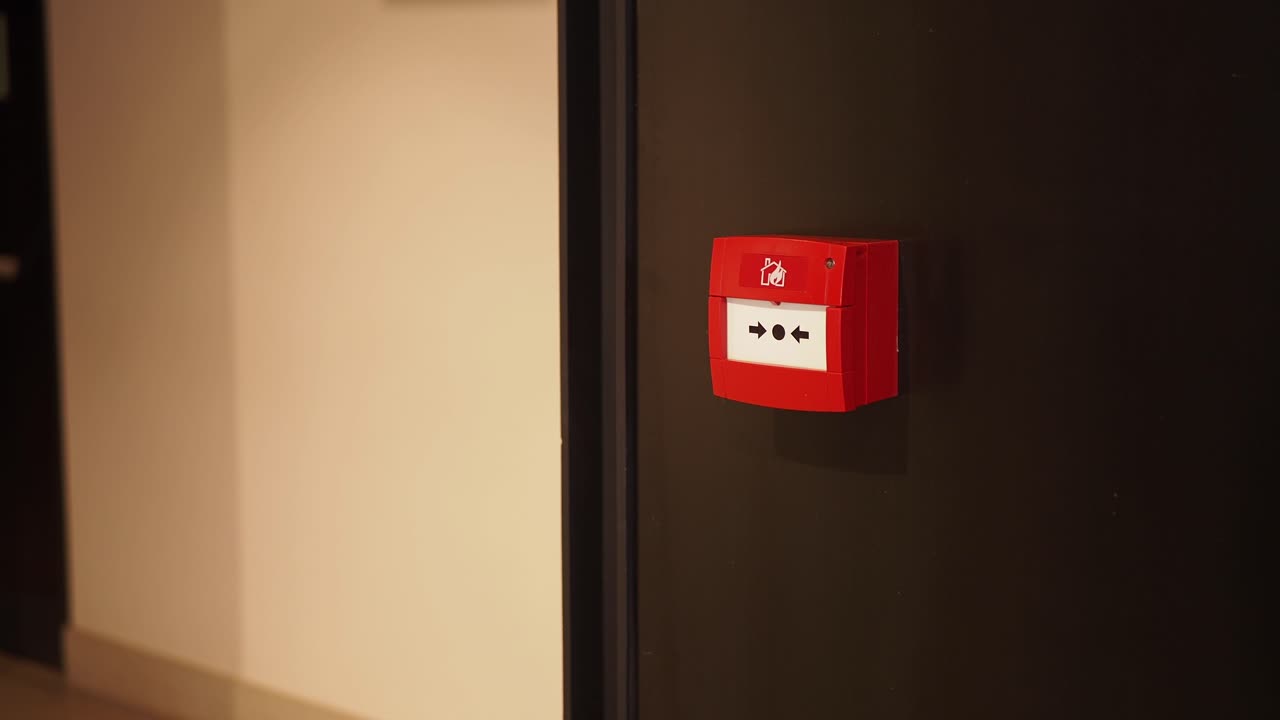 panel de alarma de incendio en la pared oscura