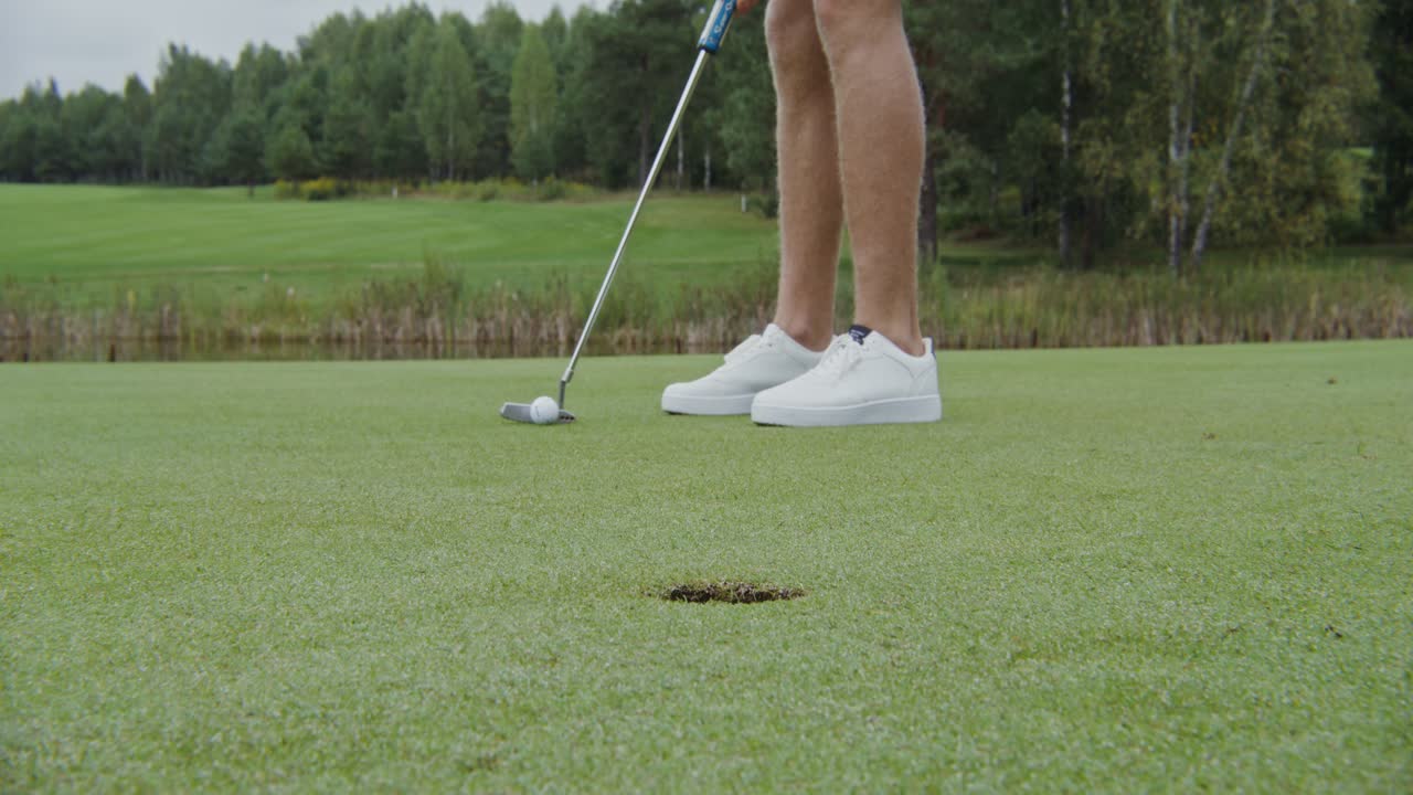 hombre poniendo en un campo de golf