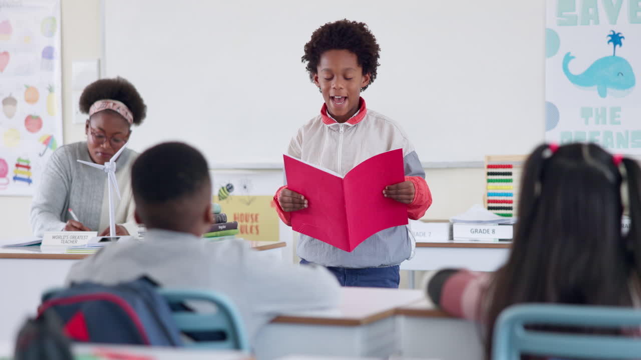 Studenti in classe che imparano e presentano