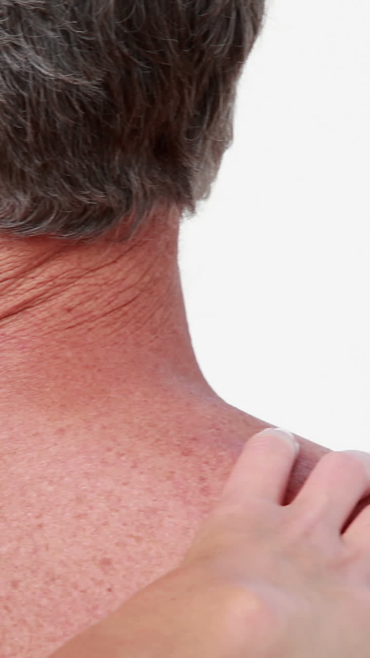 fisioterapeuta haciendo masaje de espalda a su paciente