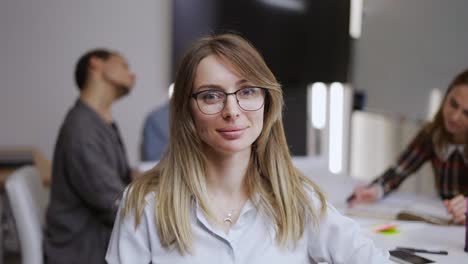 Una-Pasante-Caucásica-Sonriente-Parada-En-Un-Espacio-De-Coworking-De-Oficina-Moderno