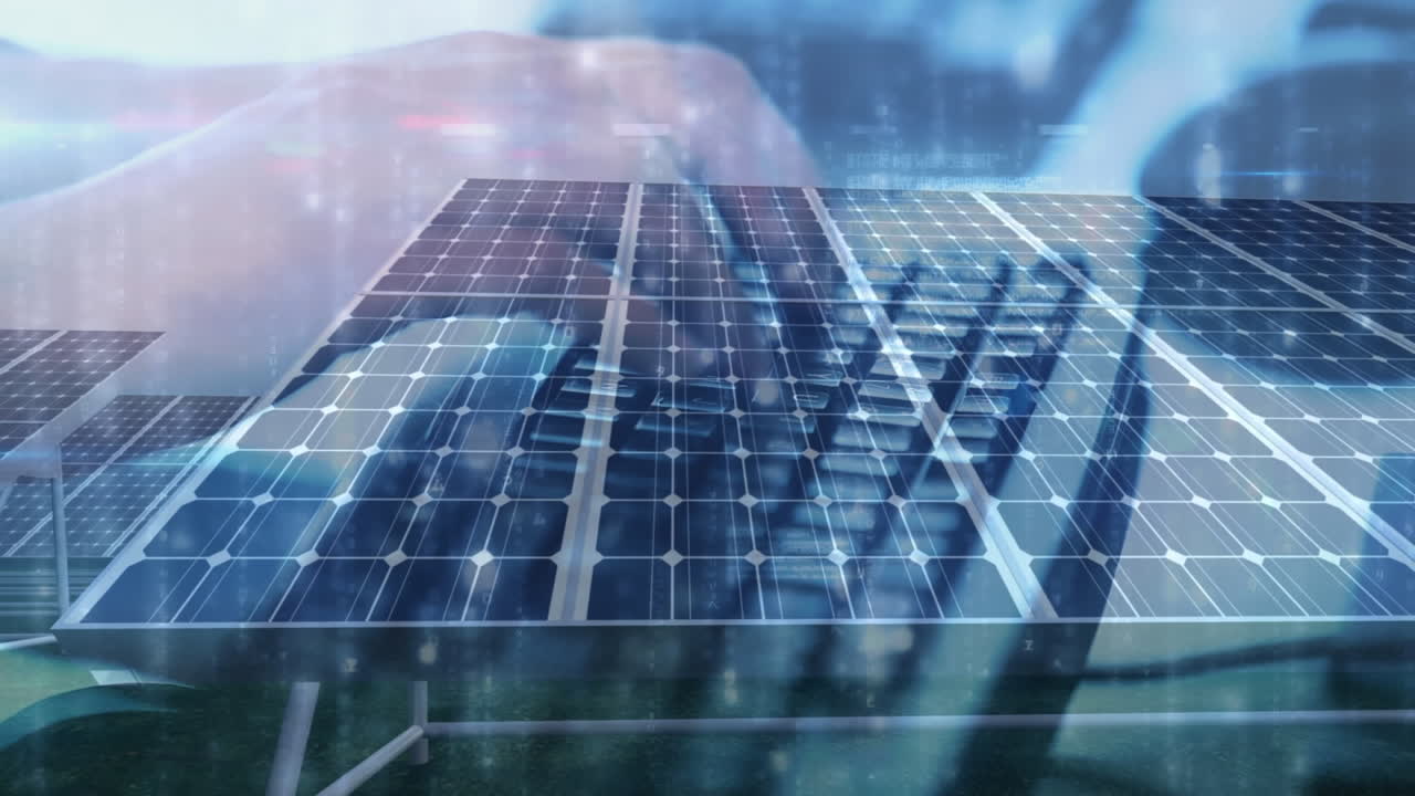 컴퓨터 키보드에 손으로 쓰는 태양 전지 패널의 애니메이션