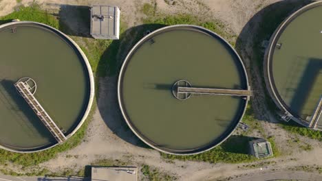 Vista-Aérea-De-La-Planta-De-Tratamiento-De-Aguas-Residuales-De-Aviñón-En-Francia.