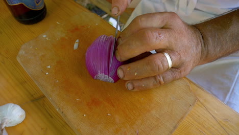 Nahaufnahme-Des-Zwiebelschneidens-Mit-Schmutzigen-Fingernägeln