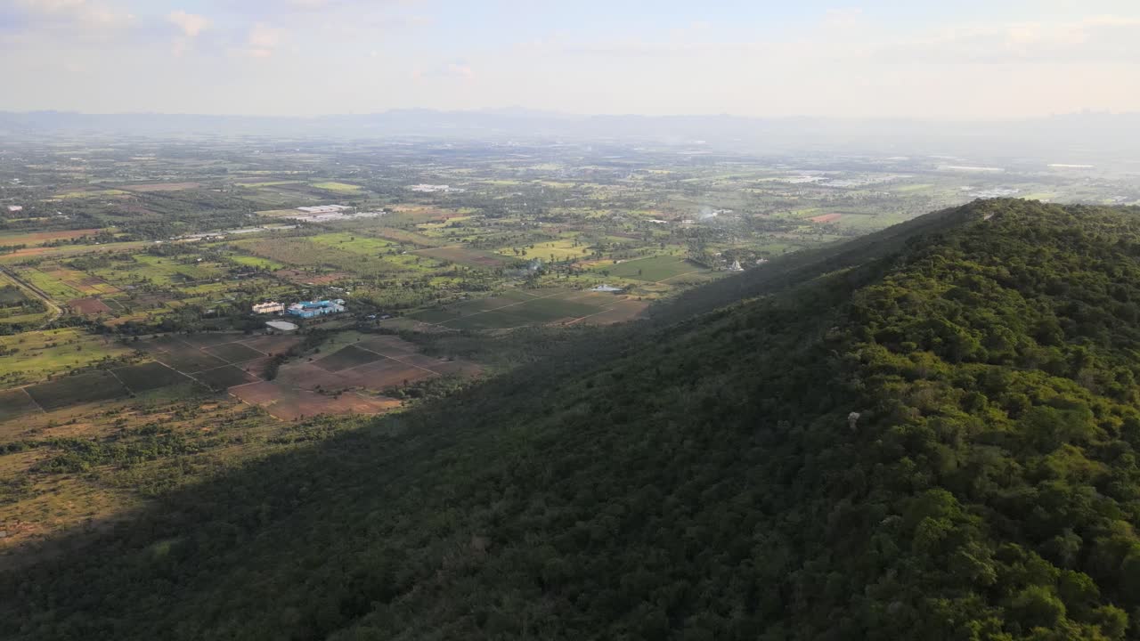 태국 로프부리 지방의 나무와 풍경이 있는 카오프라야 도엔 전망대 위를 날아다니는 드론 영상