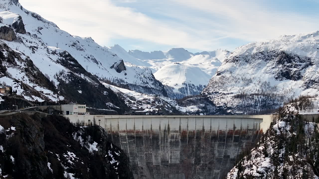 elevación aérea sobre la presa chevril lago de tignes saboya francia invierno montañas nevadas paisaje alpino val d'isere