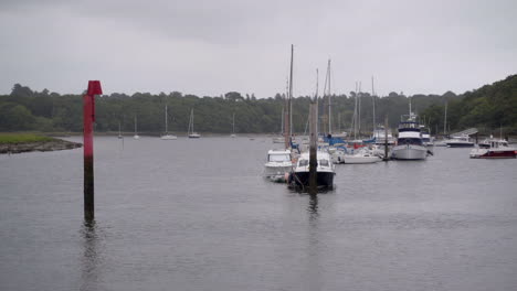 Einige-Boote-An-Liegeplätzen-Im-Naturhafen-Bei-Bucklers-Hard