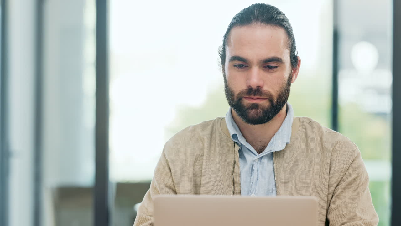 desarrollador web trabajando en una computadora portátil dentro de un moderno