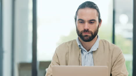 desarrollador web trabajando en una computadora portátil dentro de un moderno