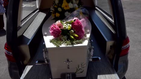captura de pantalla de un ataúd funerario en un coche fúnebre o capilla o entierro en el cementerio