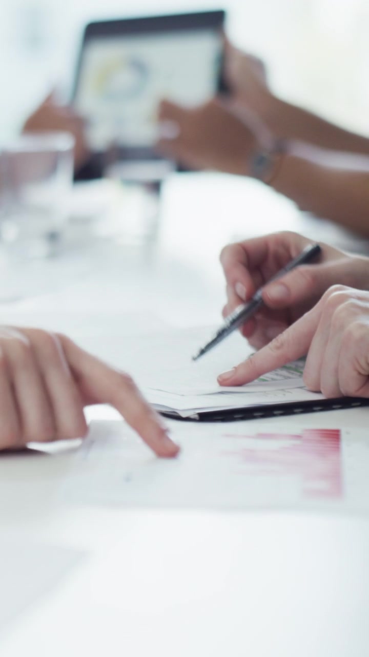 Team aziendale che analizza grafici finanziari in una riunione d'ufficio