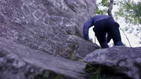 persona que hace escalada en roca