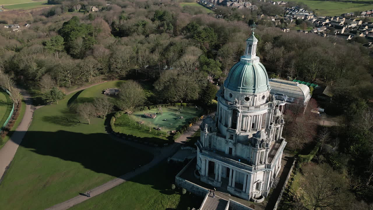 공원과 기념물 그림자를 보여주는 남쪽에서 시계 방향으로 윌리엄슨 공원 랭커스터 영국의 애쉬튼 기념 기념물